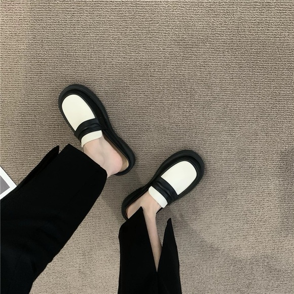 Stylish Black and White Women's Loafers - Picture 1 of 3